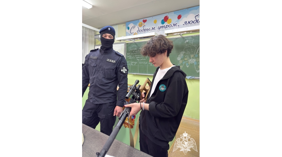 Учащиеся старшего звена ивановской школы № 18 узнали об особенностях службы в Росгвардии