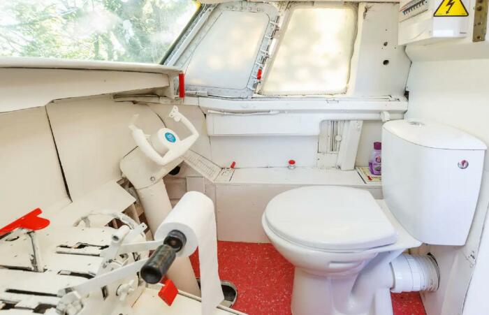 Ванная комната находится в кабине пилота (Le Haut Village, Франция). | Фото: mixnews.lv.