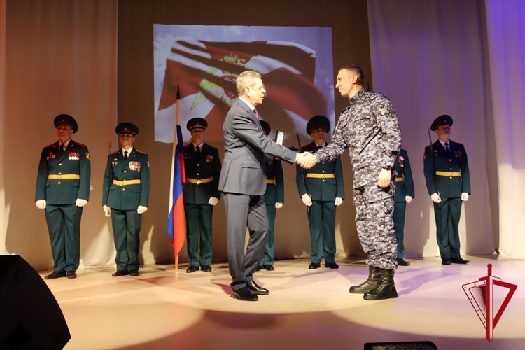 В Магадане росгвардейцев поздравили с профессиональным праздником 