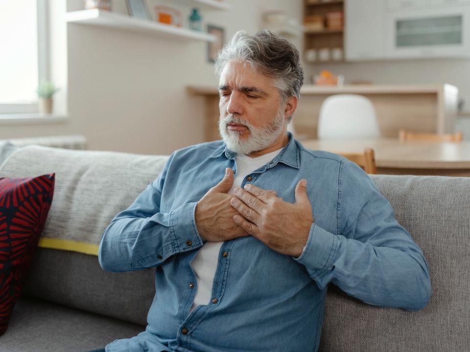 Врач-кардиолог рассказал, как убирать снег без вреда для сердца