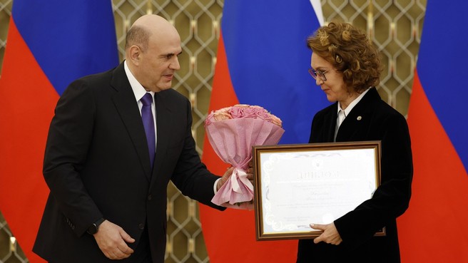 Михаил Мишустин вручил премии Правительства в области науки и техники. С директором Института законодательства и сравнительного правоведения при Правительстве России, доктором юридических наук, профессором, академиком РАН Талией Ярулловной Хабриевой