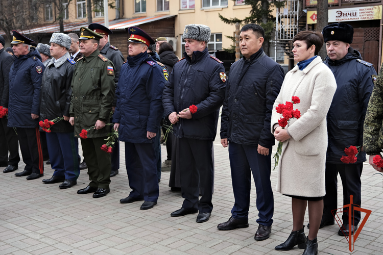 В Республике Алтай росгвардейцы почтили память коллег, погибших при выполнении служебного долга