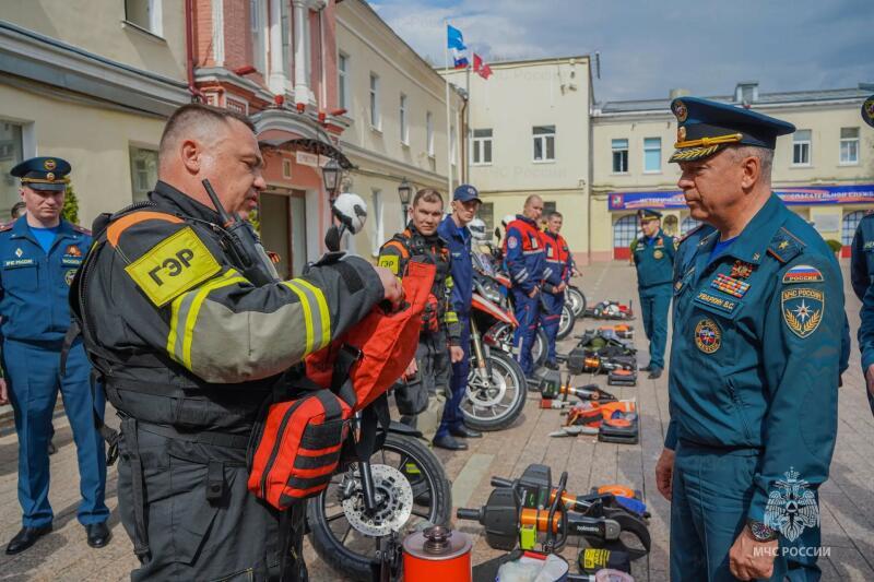 Группы экстренного реагирования на пожарно-спасательных мотоциклах МЧС России обеспечивают безопасность в столице