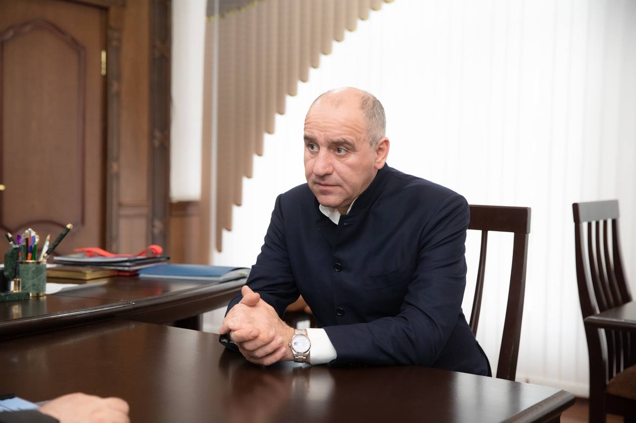 Байчоров эльдар. Ахмат семенов глава администрации прикубанского района. Рашид темрезов жена. Рашид темрезов. Глава прикубанского района семенов фото.