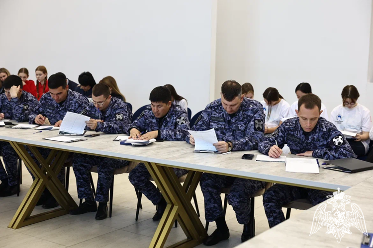 Сотрудники вневедомственной охраны Росгвардии написали этнографический диктант в Астрахани