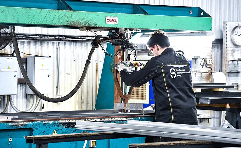 Сенаторы ознакомились с предприятием по производству лифтового оборудования акционерного общества «Щербинский лифтостроительный завод»