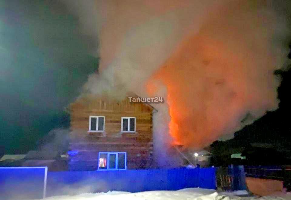 Пожарник и пожарный. Пожар в березовке. Пожар частного дома. Горел дом в 12:30 вчера. Пожар в березовке.