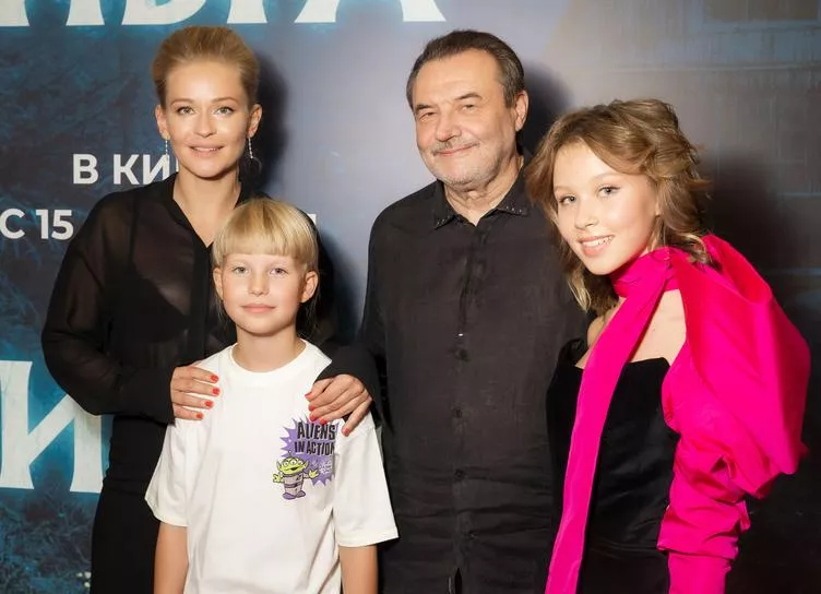 Юлия Пересильд и Алексей Учитель поддержали старшую дочь Анку на премьере фильма 