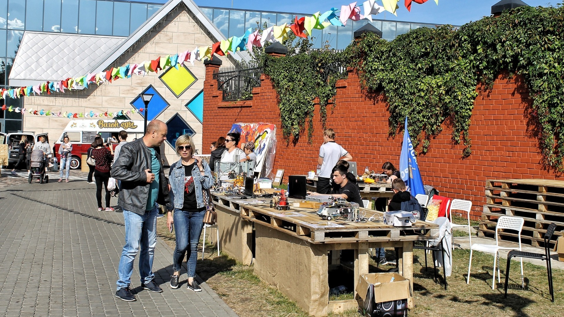 Фестиваль руками. Флаг Украины в Белгороде.