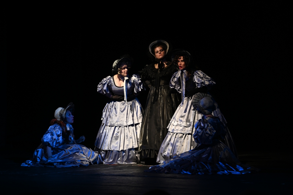 очередной театральный