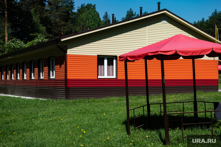 Подготовка к летней оздоровительной кампании в загородном лагере «Зарница». Свердловская область, Березовский, беседка, детский лагерь, летние каникулы, Зарница, загородный лагерь зарница