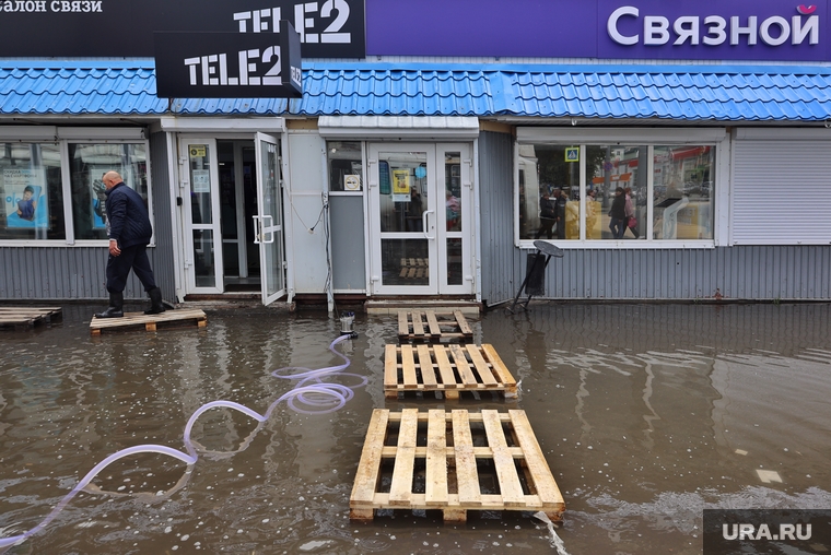 Тротуар. Затопления. Потоп на рынке Садовод. Курск Центральный рынок потоп.