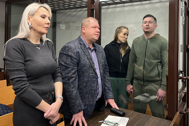 Купову назначили наказние в виде 8 лет лишения свободы с отбыванием наказания в колонии общего режима со штрафом в 3 миллиона 270 тысяч рублей. Покровской назначили 5 лет лишения свободы с отбыванием наказания в колонии общего режима со штрафом в 2,2 млн рублей