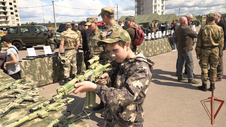 Спецназовцы Росгвардии исполнили мечту 12-летнего мальчика из Подмосковья (видео)