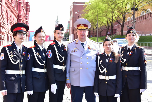 Сотрудники и ветераны ГУФСИН России по г. Москве возложили цветы к Могиле Неизвестного Солдата у Кремлевской стены