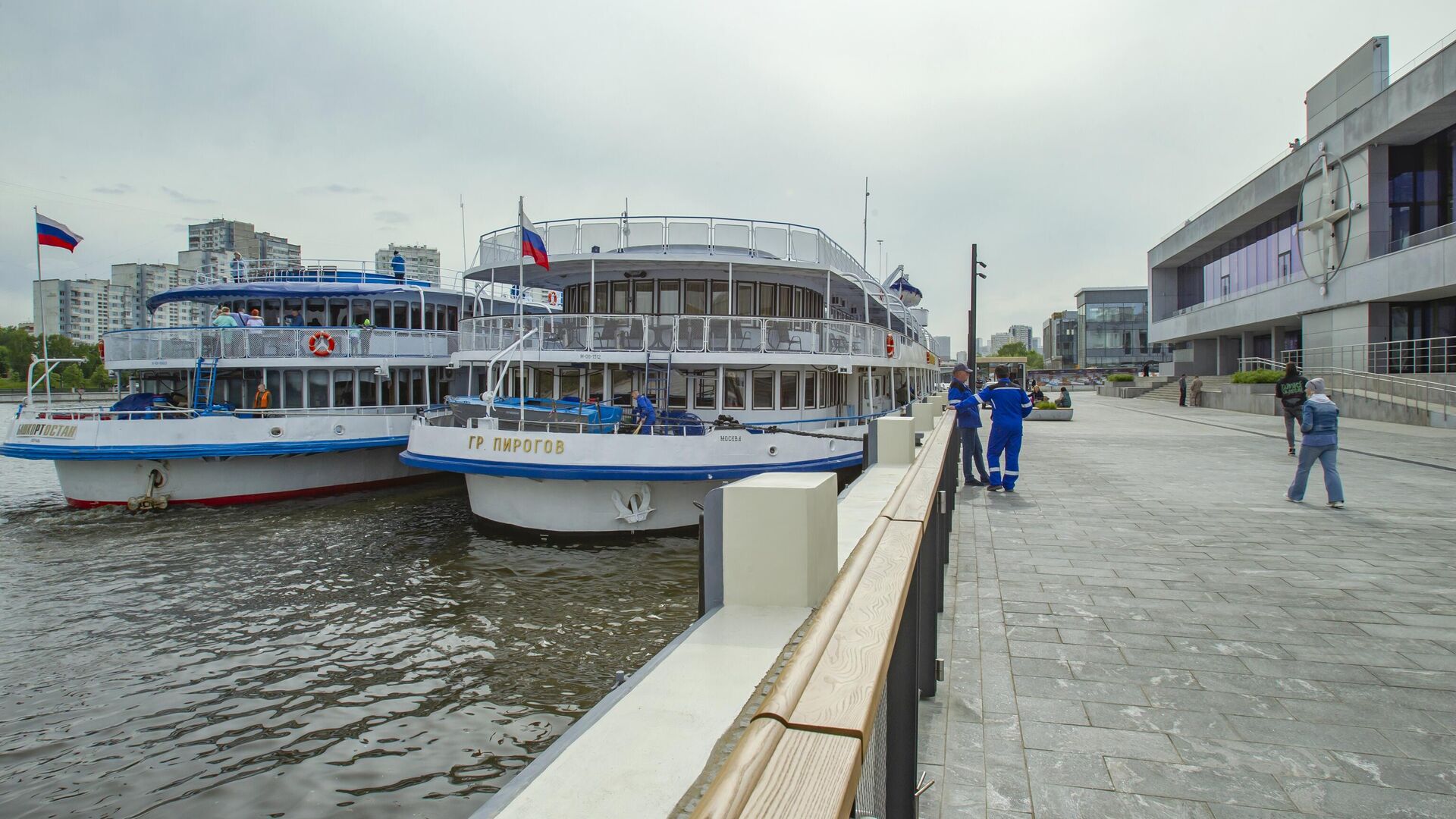 Московский южный речной вокзал. Речные прогулки от южного речного вокзала москва. Речной трамвайчик в москве 2022. Пароход северный речной вокзал. Южный речной вокзал открытие.