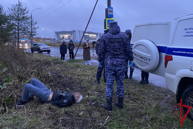 Сотрудники Архангельского филиала вневедомственной охраны Росгвардии передали буйного пассажира автобуса полиции 