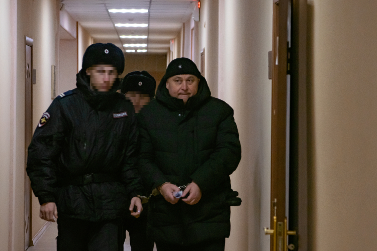 При нынешнем обвинении Черкасину грозит до 15 лет лишения свободы. Но есть ряд смягчающих обстоятельств: явку с повинной написал, к уголовной ответственности ранее не привлекался, пенсионер МВД, наверняка будут и другие аргументы