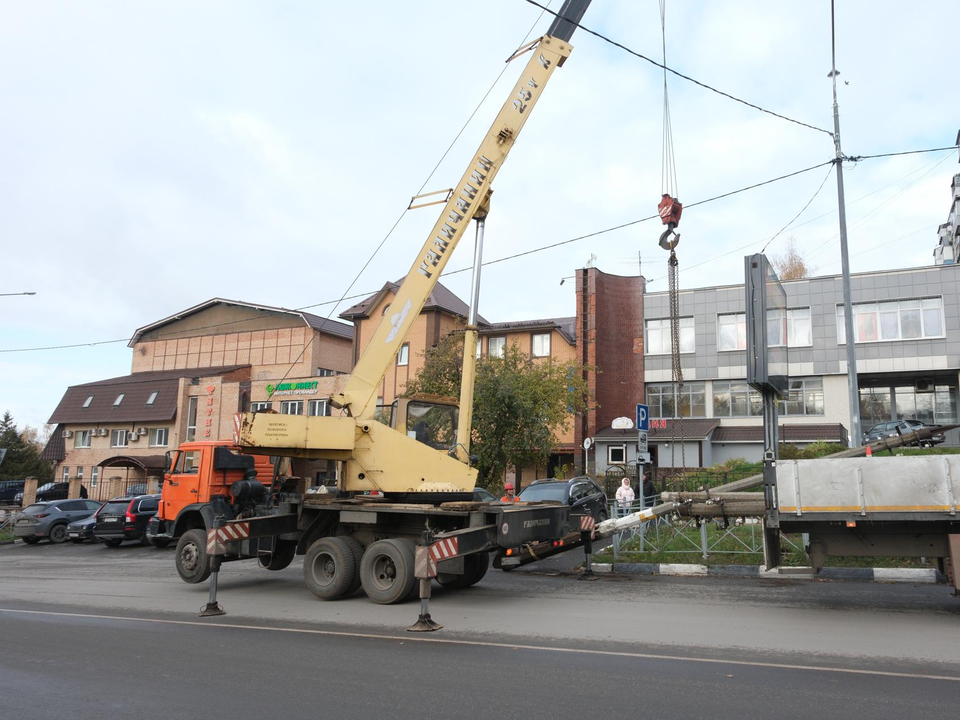 Старые фонарные столбы демонтируют на Песчаной и Комсомольской улицах в Лыткарине