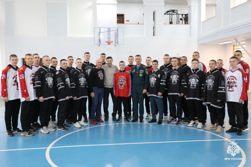 Хоккейная команда Уральского института ГПС МЧС России встретилась с олимпийским чемпионом