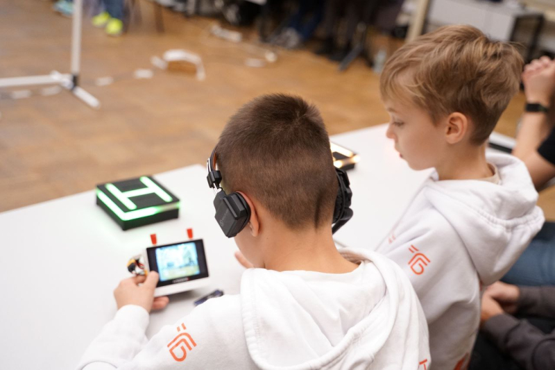 Участники открытого чемпионата ИТМО по гонкам дронов. Источник: vk.com/kb_droneracing 