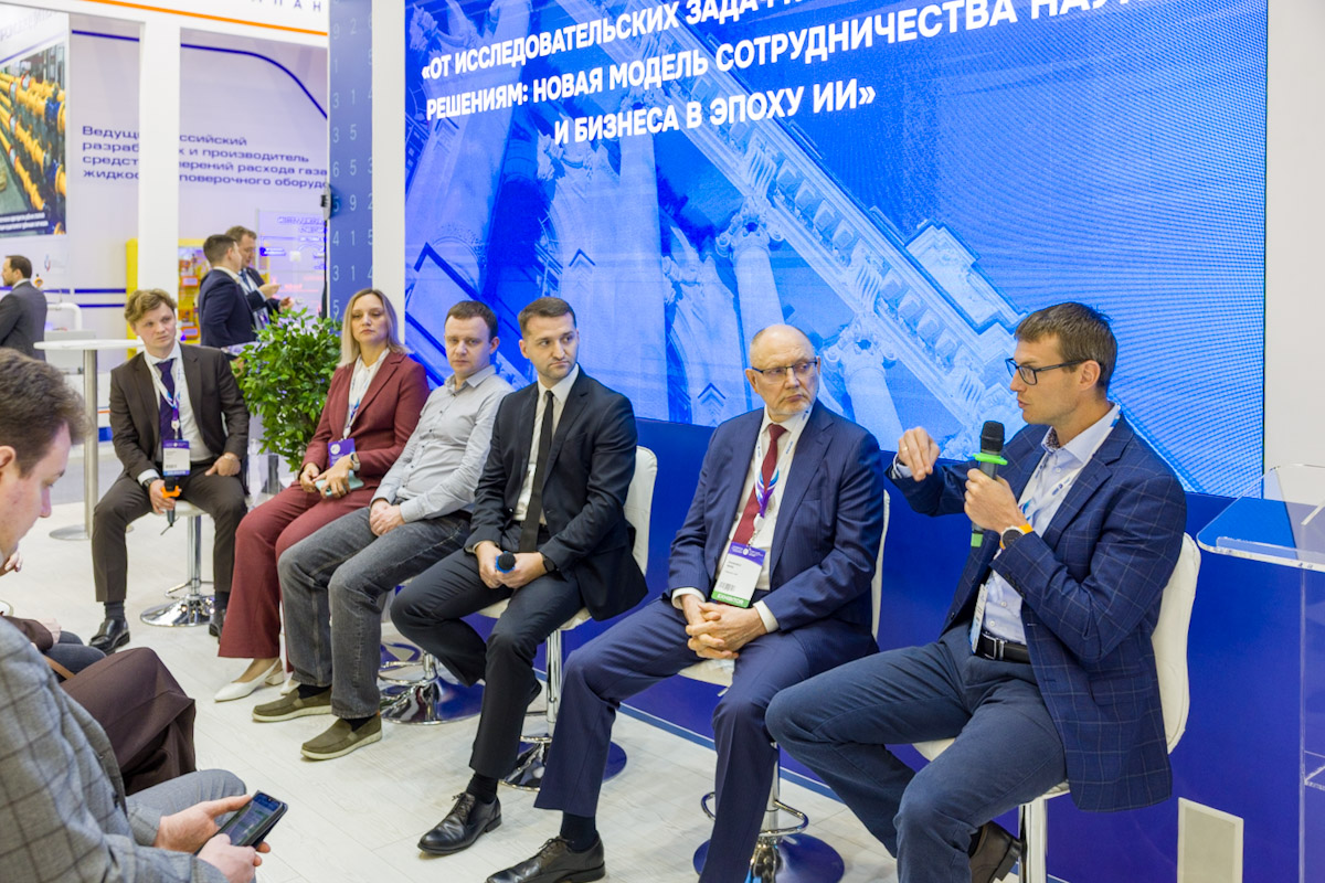 Спикерами мероприятия стали: начальник Управления сопровождения научных проектов и программ СПбПУ Наталья Леонтьева, директор по науке «Газпром нефти» Марс Хасанов, руководитель Центра компетенций по развитию интегрированного моделирования актива «Газпром нефти» Максим Симонов, проректор по научной работе РГУ нефти и газа (НИУ) имени И. М. Губкина Павел Калашников, заместитель заведующего кафедрой «Автоматики и процессов управления» по научной работе СПбГЭТУ «ЛЭТИ» Дмитрий Каплун 