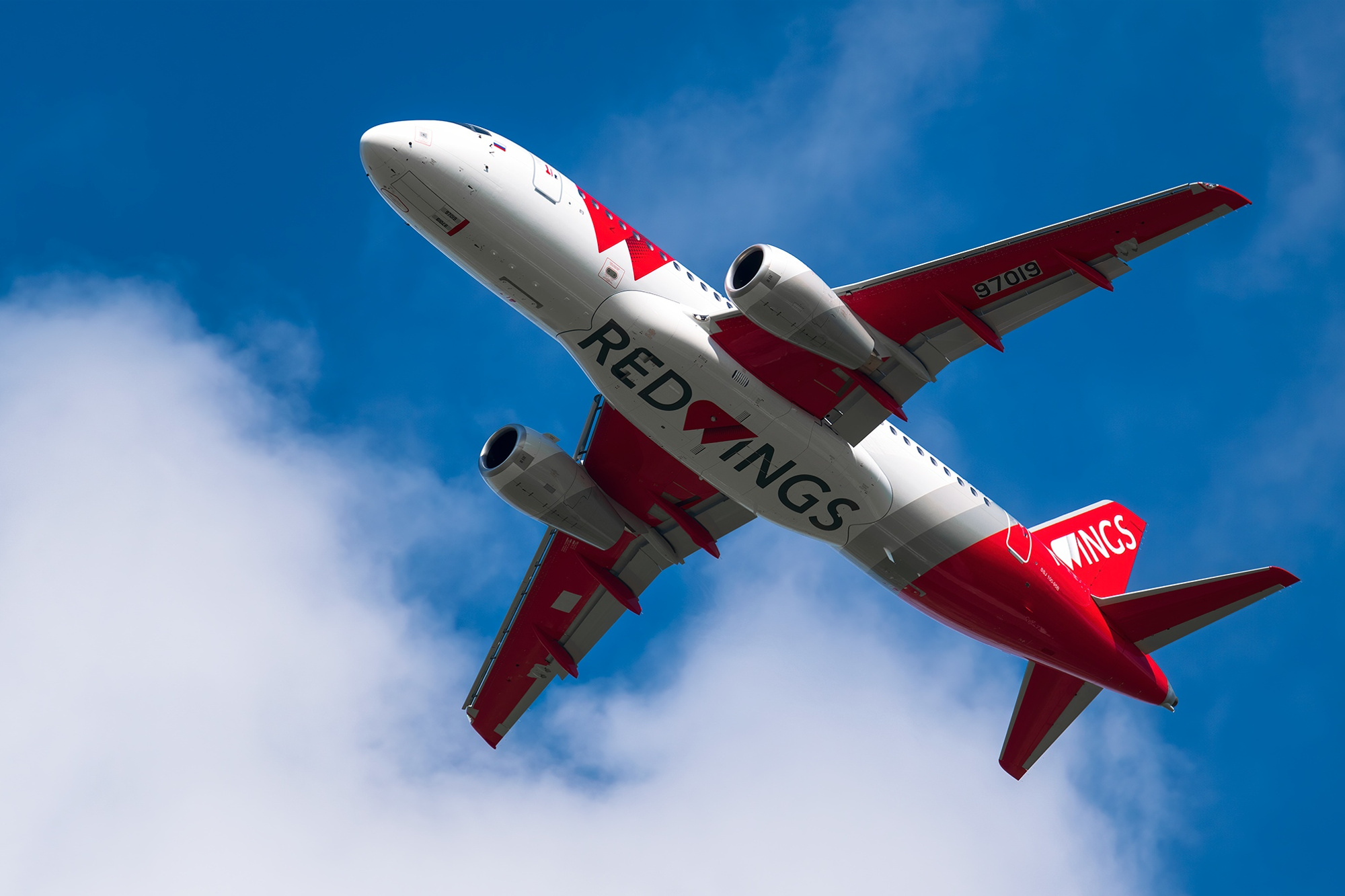 Полет на самолете челябинск. Суперджет 100 ред Вингс. SSJ-100 самолет Red Wings. Сухой Суперджет 100 Red Wings. Sukhoi Superjet 100 ред Вингс.