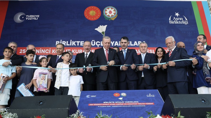 Эрдоган и Алиев открыли построенный после землетрясения в Турции 