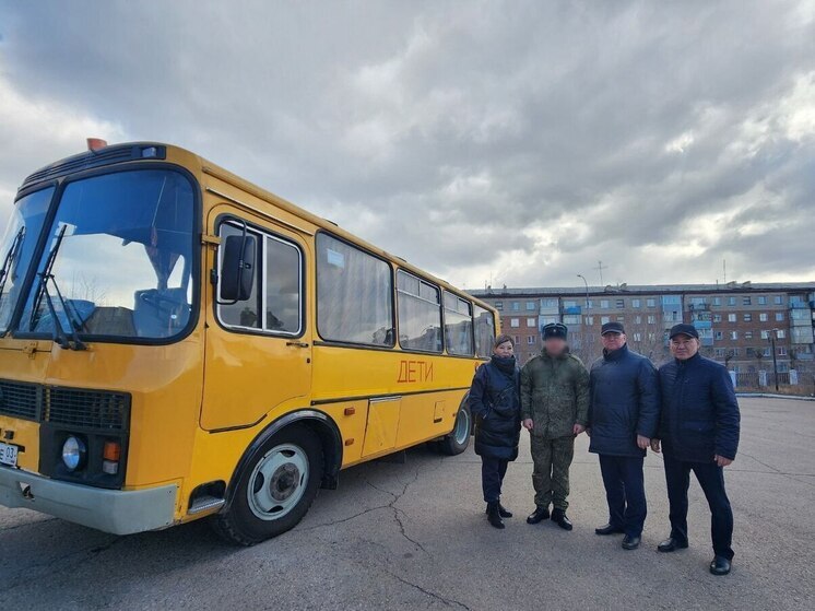 Школьный автобус из Бурятии отправится помогать десантникам в ЛНР