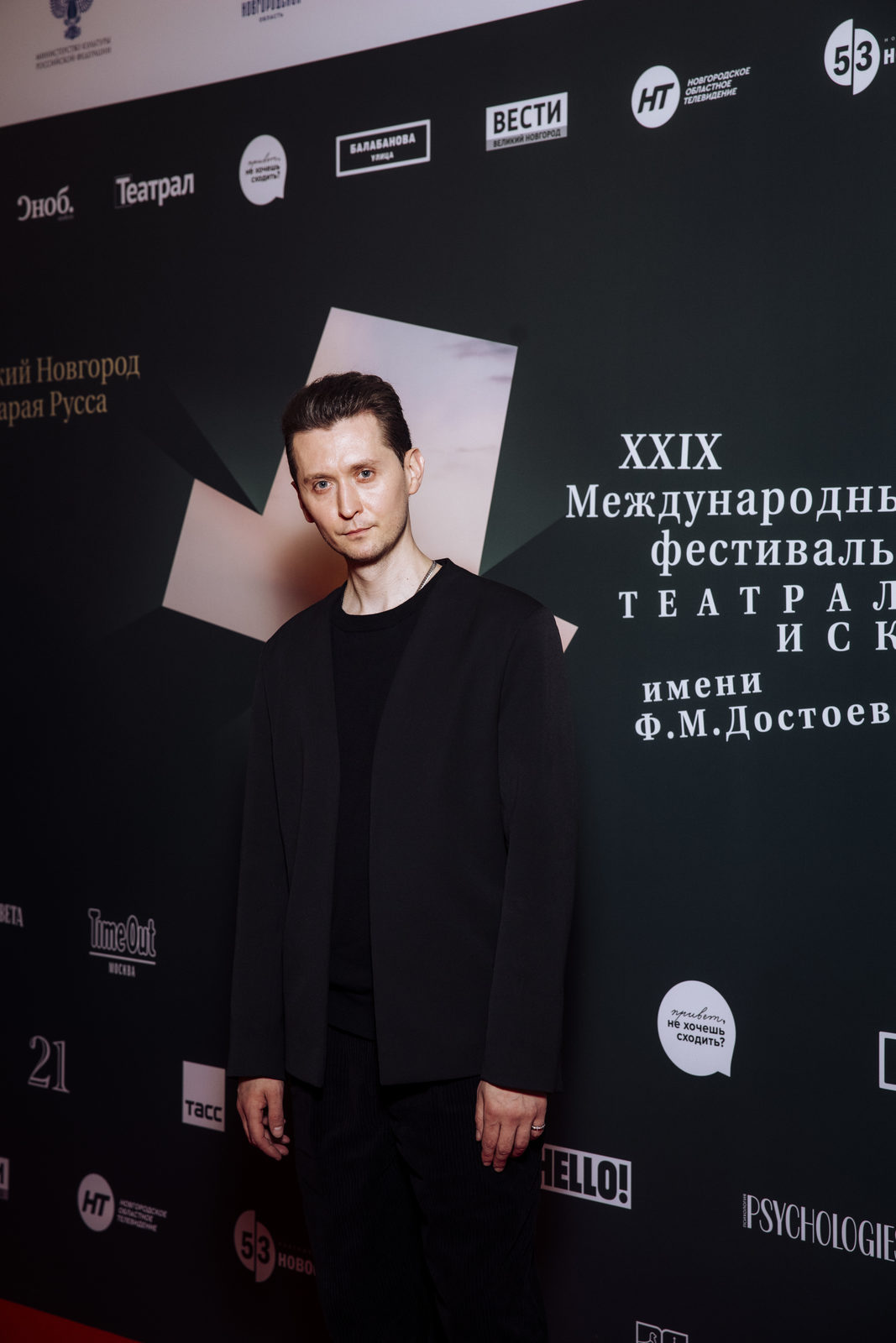 На подмостках: Юлия Хлынина, Олеся Судзиловская и Михаил Пореченков