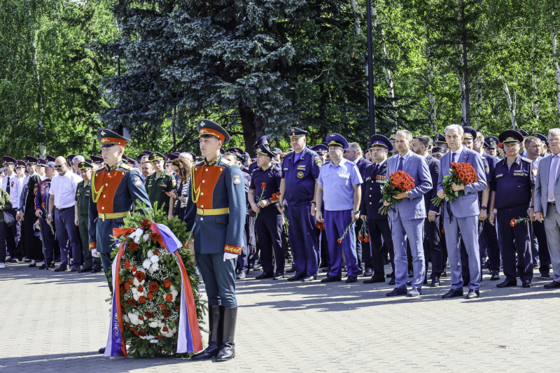 Сотрудники МЧС России почтили память погибших в Великой Oтечественной войне
