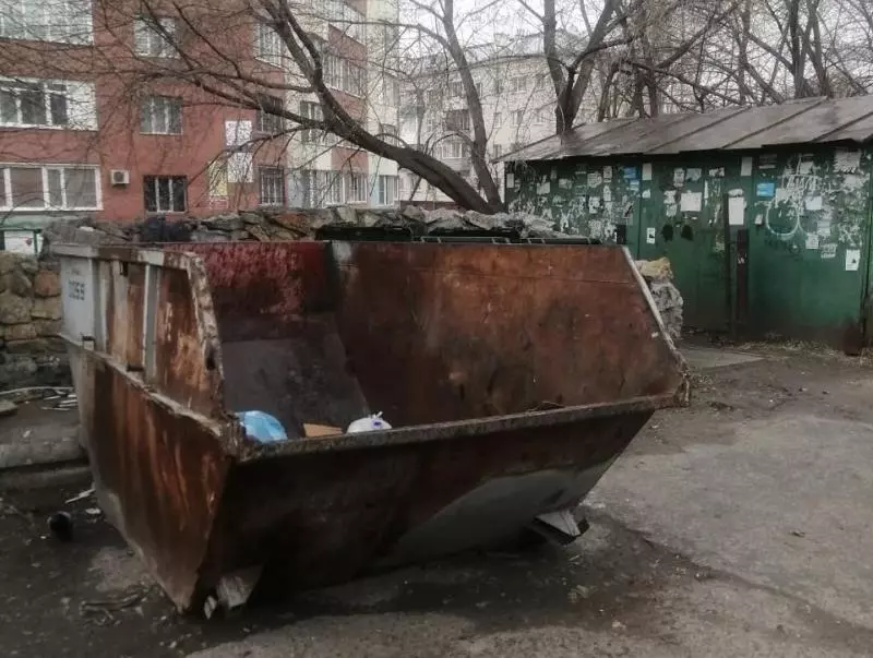 Жители Софийской улицы в микрорайоне ОбьГЭС пожаловались на несвоевременный вывоз мусора – из-за этого отходы разносило ветром по окрестностям. Проблему удалось решить.