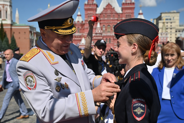 Весной этого года министр внутренних дел РФ Владимир Колокольцев говорил о 172 тыс. вакантных должностях по стране, в трети территориальных ОВД некомплект превышает 20%