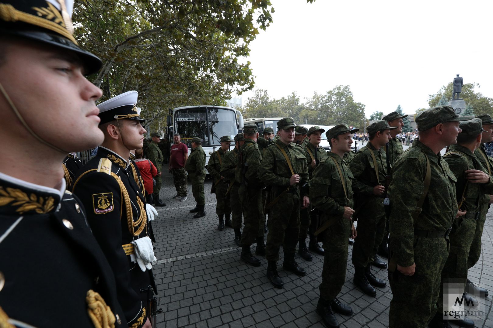 Торжественные проводы группы мобилизованных на площади Нахимова в Севастополе