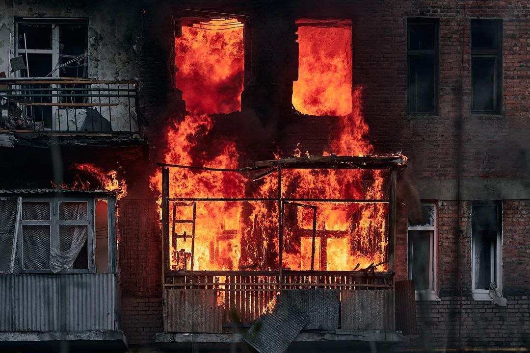 Атака на Белгородскую область продолжается: сработала ПВО, загорелся дом