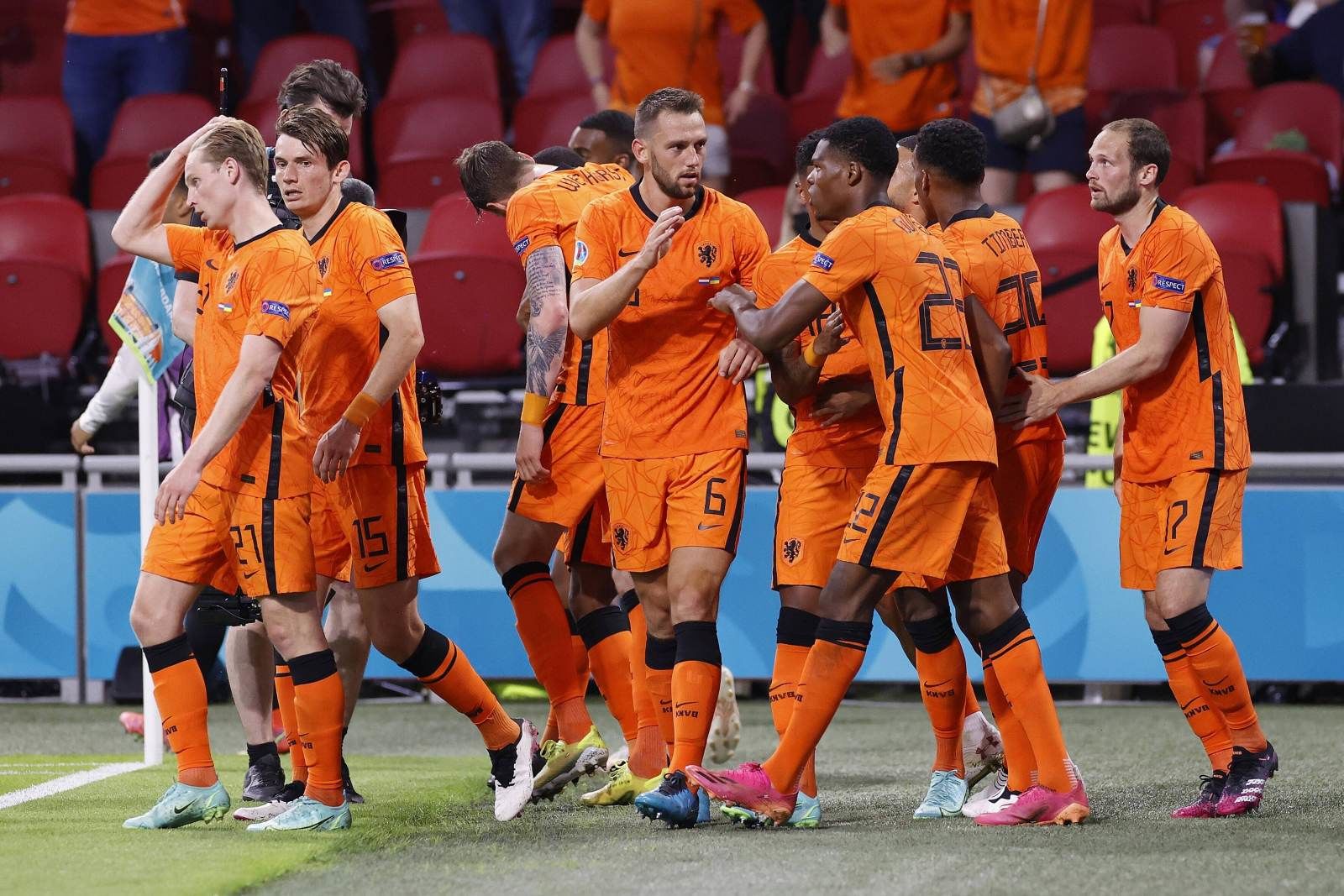 Netherlands football. Сборная Голландии 2022. Сборная Голландии сборная Нидерландии. Сборная Нидерландов по футболу 2022. Игрок сборной Голландии по футболу Шнайдер.