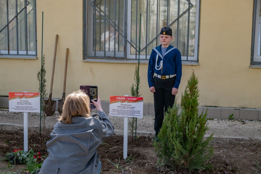 Аллею памяти заложили в севастопольской школе 32