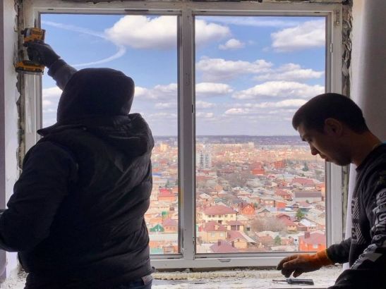 В Ростове после атаки дронов в доме на Горсоветской начали менять окна