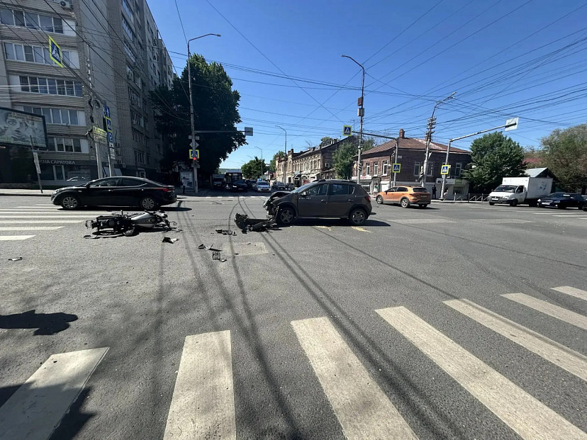 В аварии в центре Саратова пострадал мотоциклист