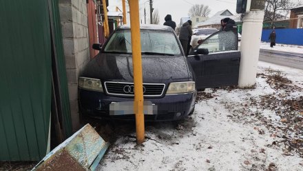 Водитель Audi разбился в ДТП с газовой трубой в Воронежской области