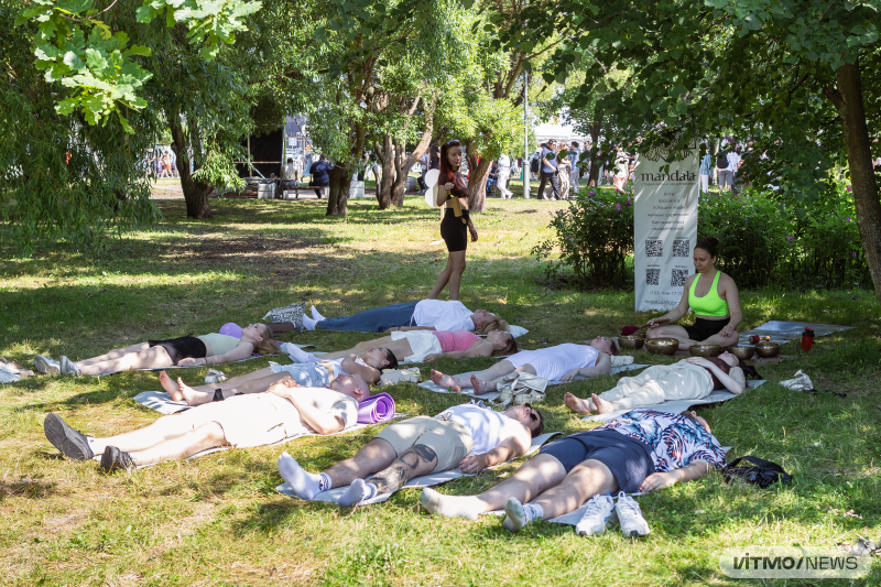 Йога на ITMO Family Day. Фото: Дмитрий Григорьев / ITMO NEWS 