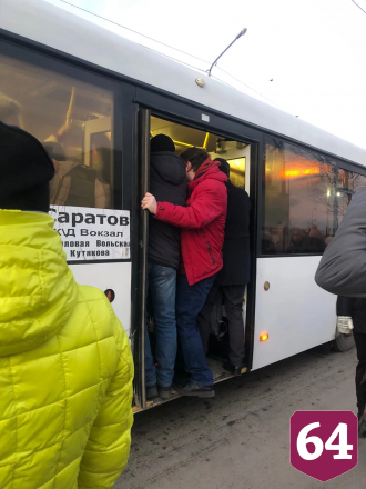 Саратовцы рассказали о выпадающих из автобусов пассажирах