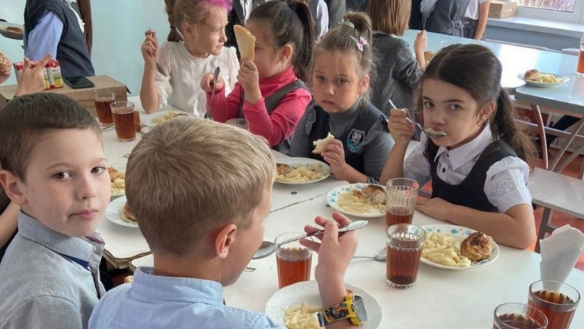 Столовая 14 санкт петербург школьное. Столовые в школах Австралии. Поставщик питания в школы. Школьные столовые в Ингушетии. Школьники США рассказывают в интернете про столовую.