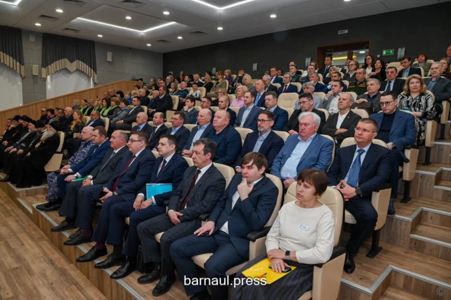 Депутаты заслушали годовой отчет главы Барнаула Вячеслава Франка о проделанной работе.