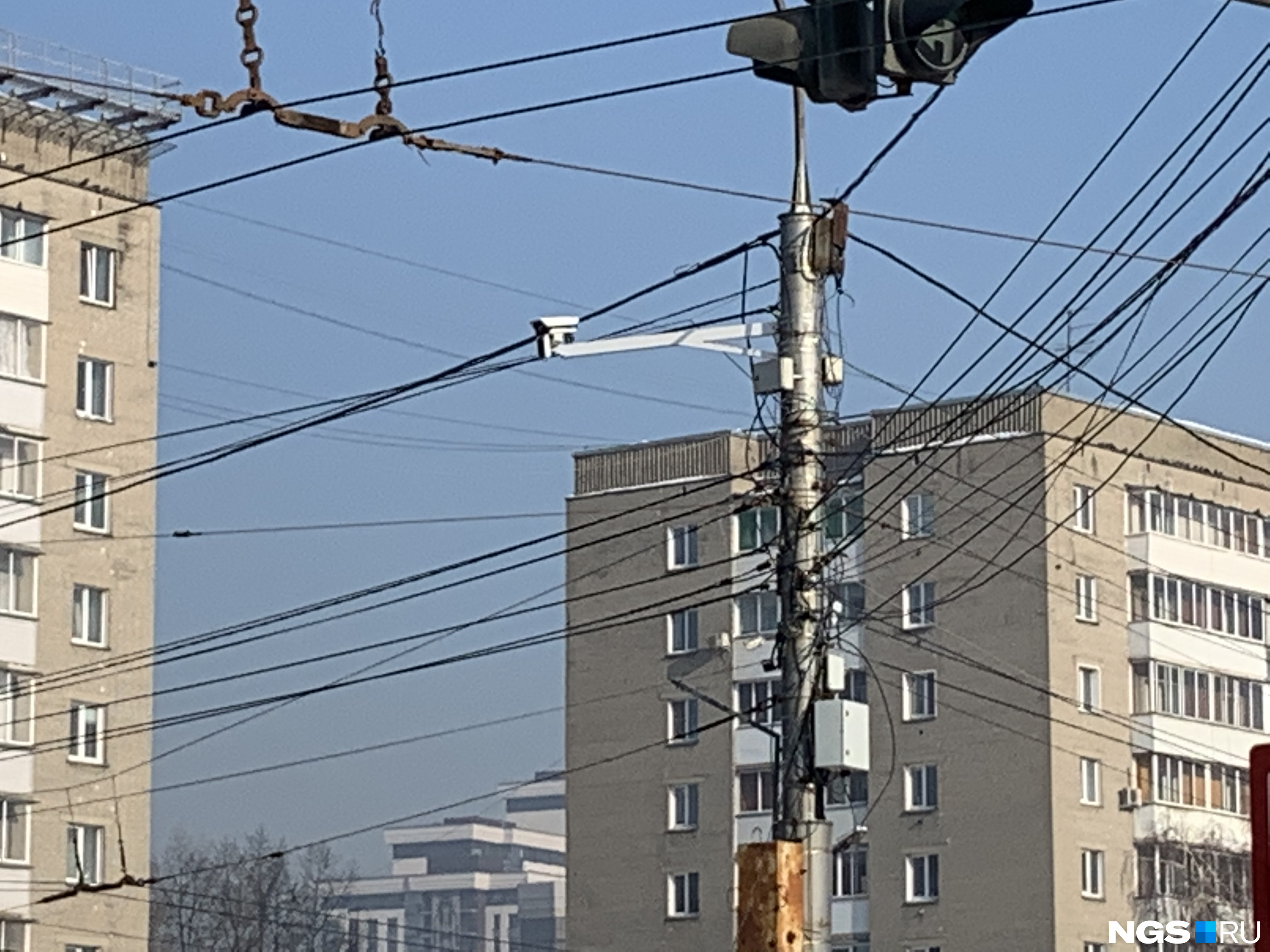 где висят камеры. кондиционер на улице. кречет камера фиксации. где висят камеры. камера на светофор.