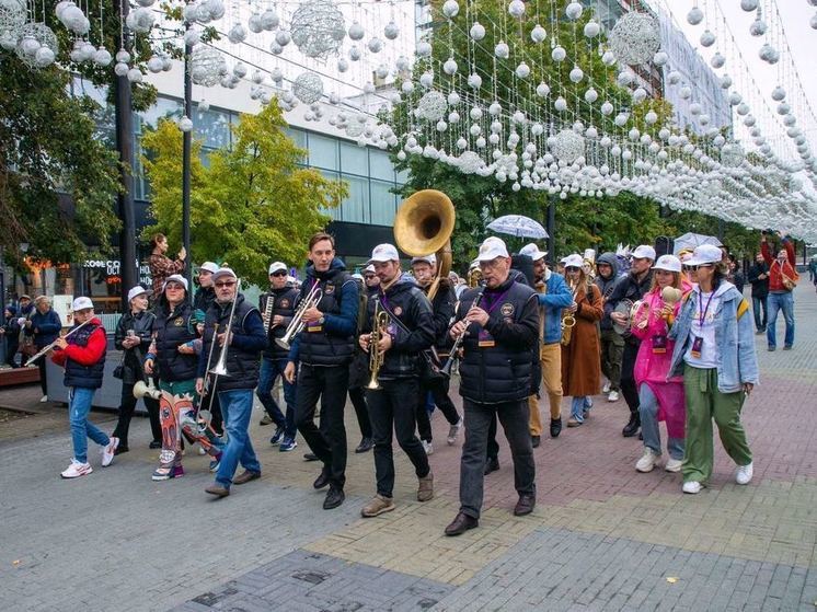 Лучшие джазмены организовали в центре Челябинска шествие
