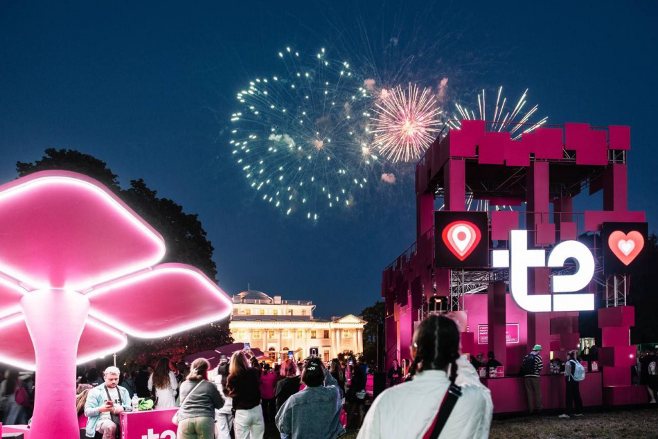 Лето, музыка, маджента: T2 раскрасил «Пикник Афиши» в Петербурге
