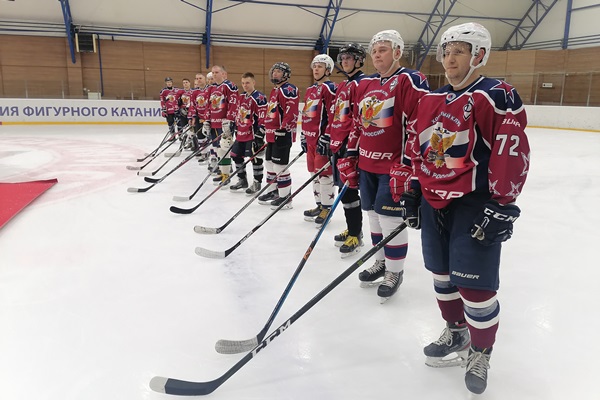 На ледовой арене «Снежный барс» состоялся товарищеский матч по хоккею с шайбой между командами ФСИН России и ПАО Сбербанк 