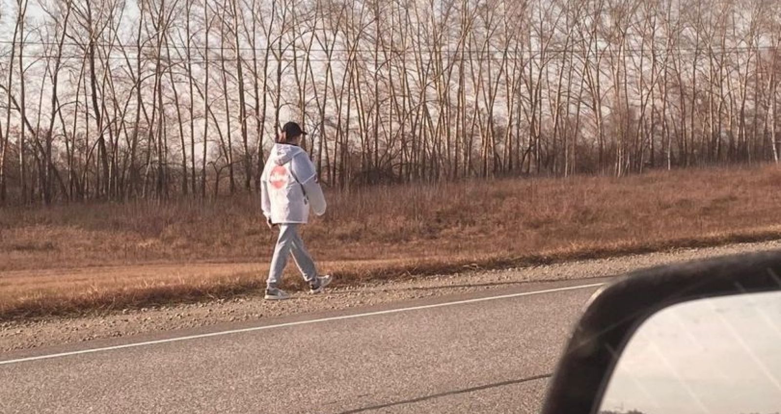 Девушка на трассе. Идем пешком барнаул. Идем пешком барнаул. Фото на объездной дороге девушка. Экскурсии по барнаулу пешие.