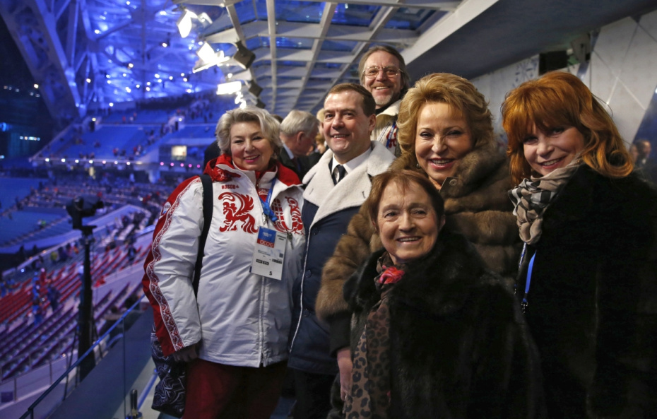 Председатель правительства России Дмитрий Медведев (в центре) после церемонии открытия ХХII зимних Олимпийских игр в Сочи. Справа налево — олимпийская чемпионка заслуженный мастер спорта Наталья Бестемьянова, председатель Совета Федерации Валентина Матвиенко. 2014 год